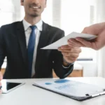 Qui indemnise la victime d’un dommage corporel ? Assurances, fonds et recours expliqués