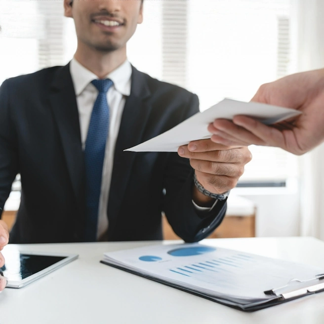 Avocat en dommages corporels remettant des documents d’indemnisation à une victime