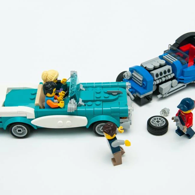Collision entre deux voitures en briques LEGO, scène d’accident de la route