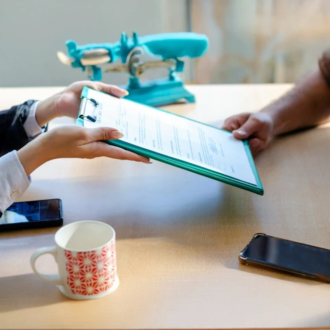 Signature d’un dossier d’indemnisation après un accident de la route avec un avocat