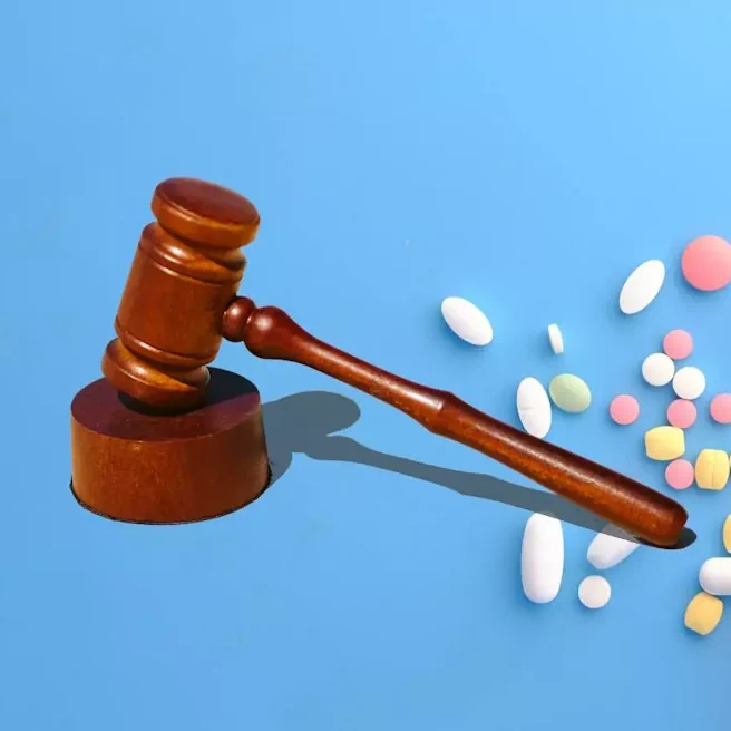 Marteau de justice et médicaments illustrant l’indemnisation d’un accident médical