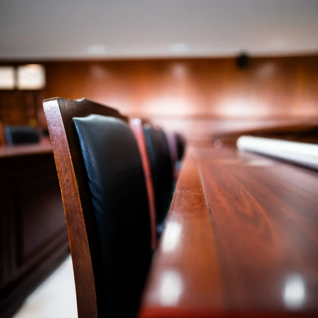 Salle d’audience symbolisant les recours et procédures après un accident médical