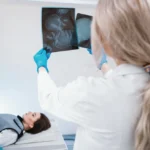 Commotion cérébrale et traumatisme crânien léger : enjeux médicaux et juridiques