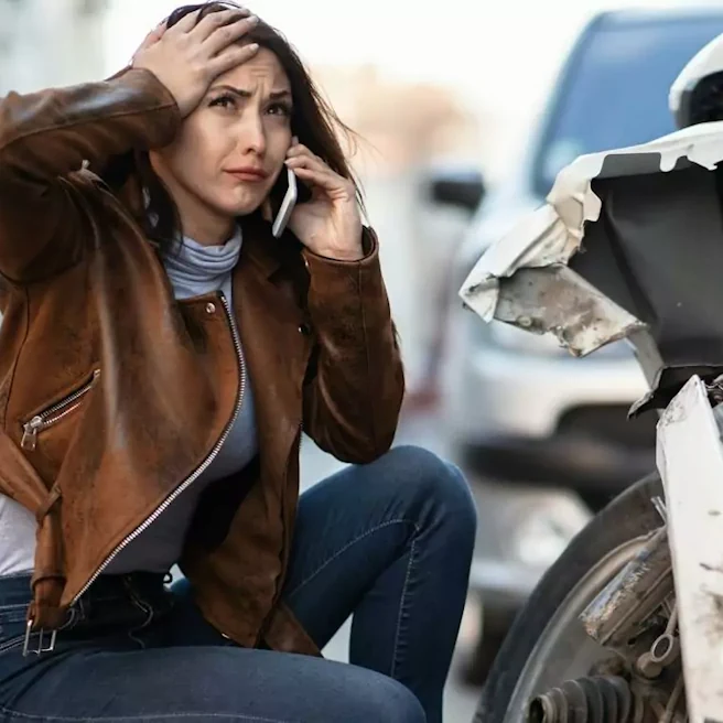 Victime d’un accident de moto après une collision avec un véhicule, démarches d’indemnisation du préjudice corporel.