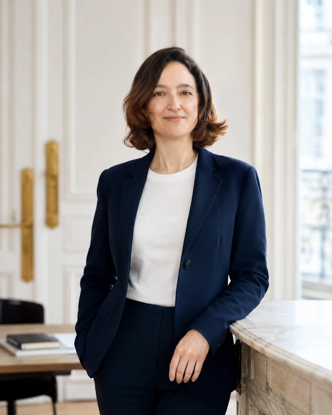 Portrait professionnel d’une avocate du cabinet RSL Avocat dans un intérieur lumineux à Paris